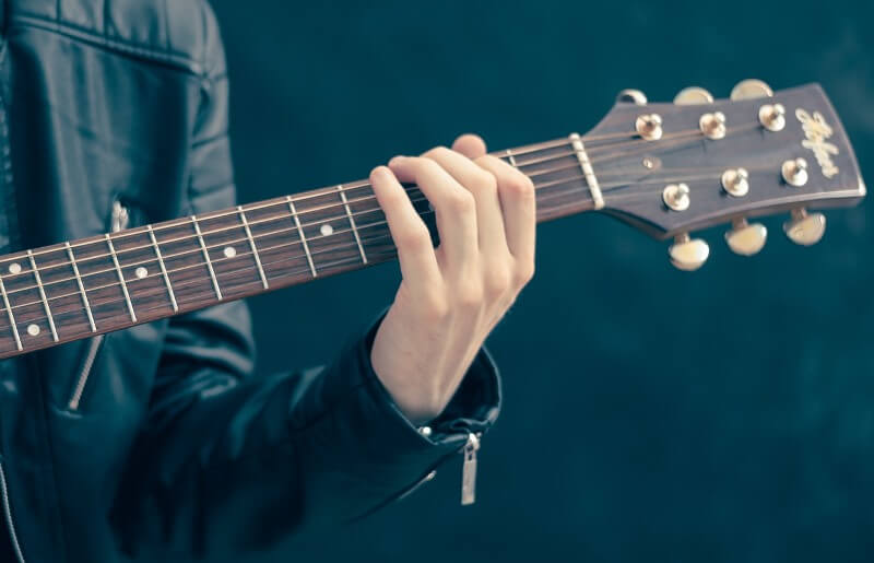 Treinar mudança de acordes no violão